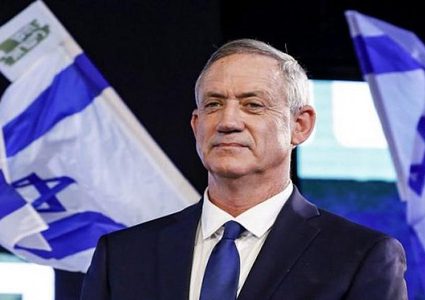 غانتس يجمد العقوبات المفروضة على بنوك فلسطينية تصرف مخصصات اسرى