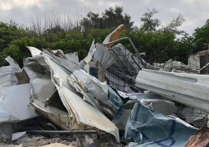 هدم عدد من الاكواخ في قرية الصيادين بجسر الزرقاء