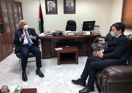 عريقات يطلع القنصل اليوناني على آخر التطورات السياسية والميدانية