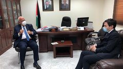 عريقات يطلع القنصل اليوناني على آخر التطورات السياسية والميدانية