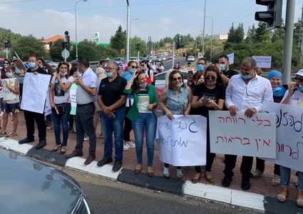 سخنين: عاملون اجتماعيون يتظاهرون مطالبين بتحسين ظروف عملهم