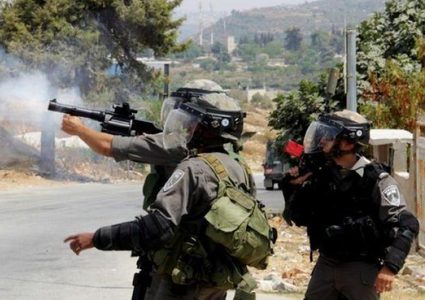 الاحتلال يصيب شابا ويعتقل فتى في الجلزون