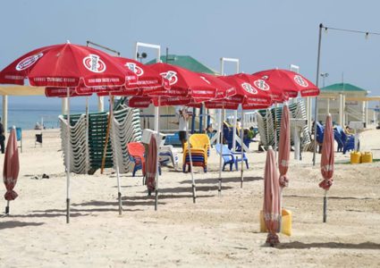 الكنيست الإسرائيلي يوافق على اعادة فتح المسابح والشواطئ