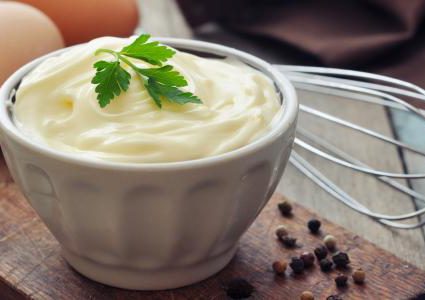 بنغازي.. "المايونيز" يتسبب في 50 حالة تسمم غذائي