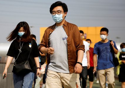 الصين تطلب فحصا يثبت الخلو من كورونا للقادمين جوا