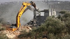 الاحتلال يهدم منزلا قيد الانشاء غرب سلفيت