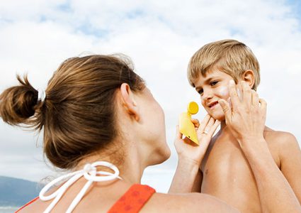 ما هي الطريقة الصحيحة لاستعمال كريم واقي الشمس للأطفال؟