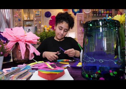 فن طي الورق يزهر ورداً بأنامل صغيرة