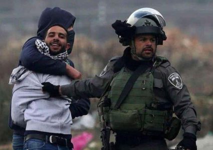 وحدات اسرائيلية خاصة تعتقل شابا من الرام شمال القدس