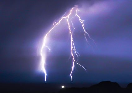 شاهد أطول "برق" شهده العالم