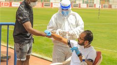 رئيس نادي مصري: غرامة مالية على أي لاعب يصاب بفايروس كرونا