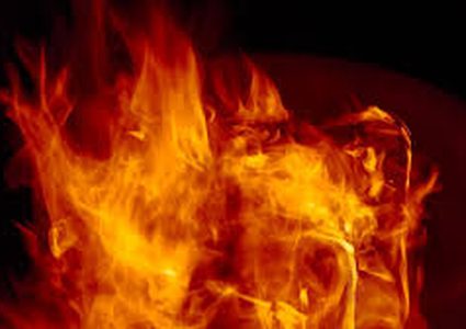 شاهد إنقاذ طفلين من الموت بعد اشتعال شقتهما