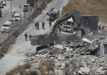 الاحتلال يخطر بهدم 3 منازل وبركسات غرب بيت لحم