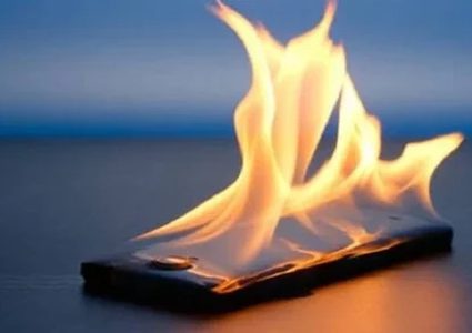 تحذير.. الشواحن السريعة قد تشعل النار في هاتفك