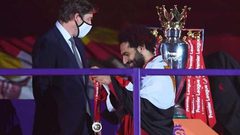 لحظة تتويج صلاح مع زملائه بالميداليات الذهبية وكأس الدوري الممتاز