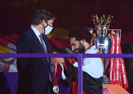 لحظة تتويج صلاح مع زملائه بالميداليات الذهبية وكأس الدوري الممتاز