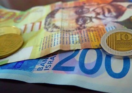 خبير إقتصادي: سلطة النقد إنزلقت لمنحدر التدخل بأموال الآخرين