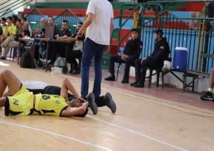 إصابة الحكم الدولي حسين حمدان في مباراة دير البلح وغزة الرياضي