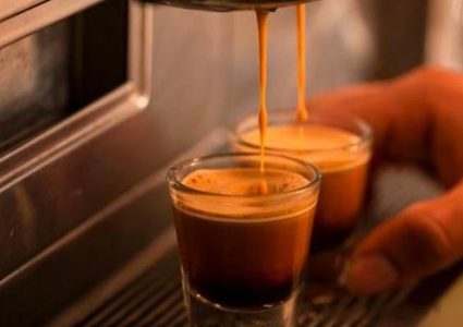 الكافيين الطبيعي والاصطناعي.. تأثيرات مختلفة على جسمك