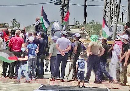 إقامة صلاة الجمعة وزراعة زيتون في "خلة حسان" بسلفيت