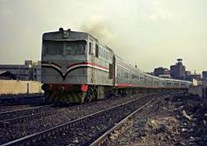 مصر.. سائق يلقي بأطفاله الثلاث أمام عجلات قطار !