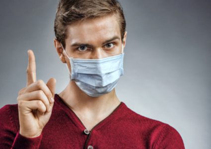 طبيب بريطاني يفند شائعة تأثير الكمامة على التنفس