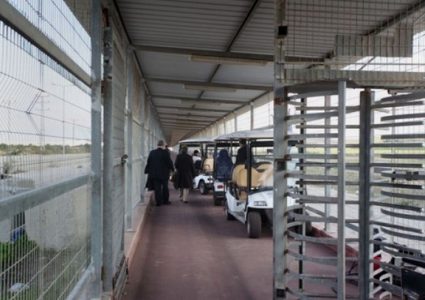 الاحتلال يعتقل مواطنين على حاجزب بيت حانون