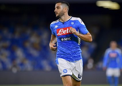 نابولي يعلن إصابة مانولاس قبيل مواجهة برشلونة