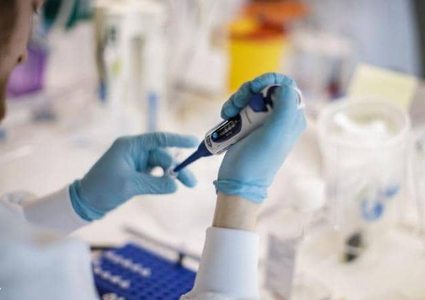 أساتذة طب بريطانيون يتحولون لأصحاب ملايين بسبب كورونا