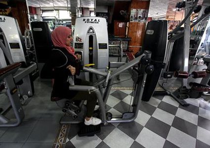مدربة كمال الأجسام الفلسطينية شيرين العيلة 33 عاما الأولى في قطاع غزة