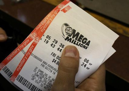 رجل يفي بوعده و يتقاسم جائزة اليانصيب الضخمة مع صديقه القديم