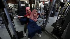 مدربة كمال الأجسام الفلسطينية شيرين العيلة 33 عاما الأولى في قطاع غزة