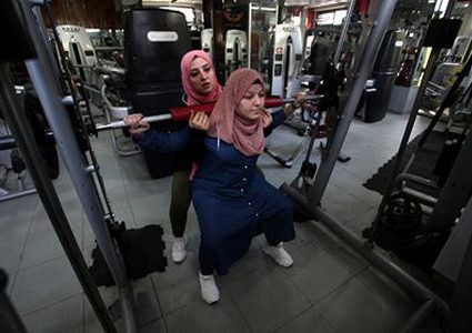 مدربة كمال الأجسام الفلسطينية شيرين العيلة 33 عاما الأولى في قطاع غزة