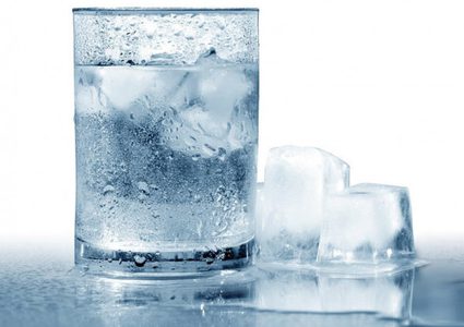 ما هي خطورة شرب الماء البارد؟