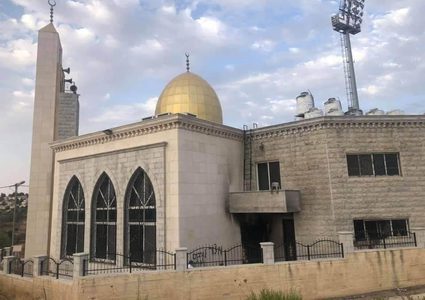 مستوطنون يحرقون أجزاء من مسجد البر والإحسان في البيرة