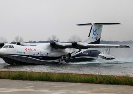 الصين تنجح في إطلاق أكبر طائرة برمائية في العالم من فوق سطح البحر