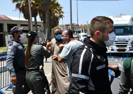 شرطة الاحتلال تعتقل إمام مسجد حسن بيك في يافا