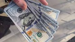 الدولار يهوي وسط توقعات بتساهل أكبر للمركزي الأمريكي