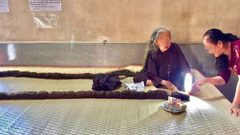 طوله 6 أمتار.. عجوز فيتنامية تتوقف عن قص شعرها منذ 64 عاما !