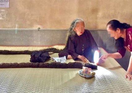 طوله 6 أمتار.. عجوز فيتنامية تتوقف عن قص شعرها منذ 64 عاما !