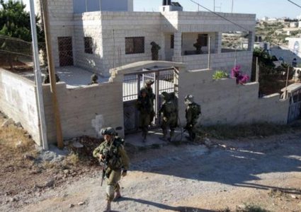 الاحتلال يخطر بهدم منزلين شرق الخليل