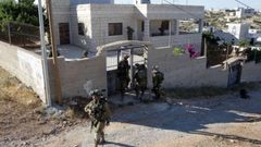 الاحتلال يخطر بهدم منزلين شرق الخليل