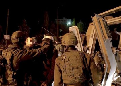 حملة مداهمات واعتقالات في مناطق متفرقة بالضفة