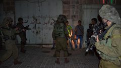 الاحتلال يداهم منازل المواطنيين ويعتقل شابا من الخليل