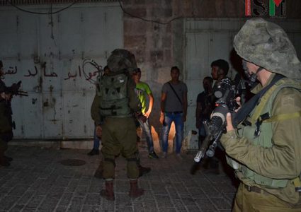 الاحتلال يداهم منازل المواطنيين ويعتقل شابا من الخليل