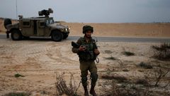 قوات الاحتلال تستولي على رافعة لبلدية الخليل