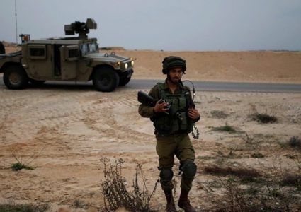 قوات الاحتلال تستولي على رافعة لبلدية الخليل