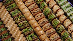 بالرغم من كورونا .. أجواء العيد لا تحلو إلا بالحلويات