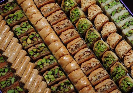 بالرغم من كورونا .. أجواء العيد لا تحلو إلا بالحلويات