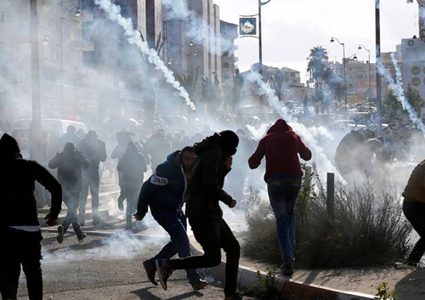 الاحتلال يصيب عدد من المواطنيين بالاختناق خلال مواجهات في كفر عقب